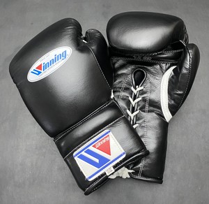 Gants de boxe et d'arts martiaux professionnels de haute qualité personnalisables, en cuir véritable, à lacets noirs, séchage rapide, respirants, avec fermeture à boucle et crochet - Product Image 1