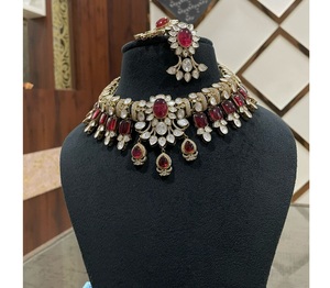 Ensemble de collier et de boucles d'oreilles en pierres Kundan plaquées or de qualité supérieure pour les femmes, pour les mariages et les soirées - Product Image 1