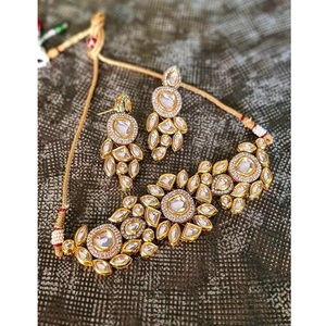 ชุดเพชรโมอิสและ kundan ที่สง่างามคุณภาพพรีเมี่ยมชุด kundan กลับ meenakari ที่มีคุณภาพที่น่าตื่นตาตื่นใจกับต่างหูสำหรับหมั้นแต่งงาน - Product Image 1