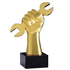 Coupe de trophée traditionnelle en or avec des poignées ornées, disponible à prix de gros, et idéale pour l'excellence sportive ou académique. - Product Image 5