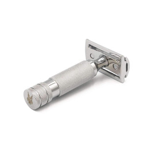 Navaja de Afeitar de Doble Hoja de Acero Inoxidable con Mango Ligero y Equilibrado de Madera/Plástico para Uso Profesional en Barberías - Product Image 3