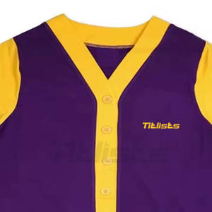 Pull cardigan unisexe élégant avec logo patch pour les tenues de club et les événements spéciaux sur le campus - Product Image 2