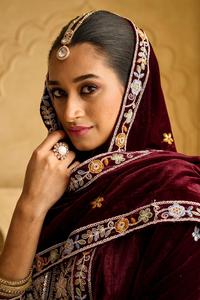 Costume élégant de velours Salwar Kameez Palazzo avec perles de broderie complexes travail de détails faits à la main pour une tenue de fête - Product Image 3