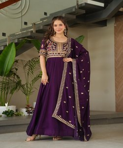 Geometric Reception Wear Georgette Gown Bottom Set avec miroir et broderie Zari pour Luxe Looks Anarkali. - Product Image 6