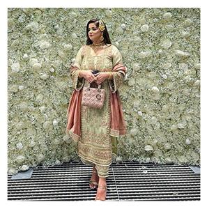 Costume en fausse georgette avec pantalon cousu brodé de paillettes et Dupatta fabriqué en Inde pour les fêtes de mariage et les occasions festives - Product Image 1
