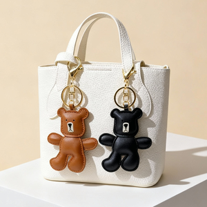 Porte-clés mini ours en peluche en cuir souple, artisanal, design animalier, petit ours mignon, breloque bijou, pendentif pour sac femme - Product Image 3