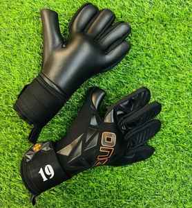 Gants de gardien de but personnalisables de qualité supérieure Gants de revers en cuir PU avec protection de dégagement améliorée Meilleure prise en main pour une utilisation en extérieur - Product Image 2