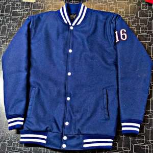 Chaqueta de béisbol personalizada Lana Mangas de cuero Lavado ácido Parche bordado Letterman Coat - Product Image 3