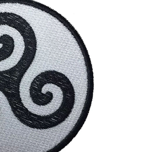 El mejor fabricante de ropa, venta al por mayor, insignias bordadas, tela de sarga, logotipo personalizado, insignias bordadas a mano para la venta 2025 - Product Image 4