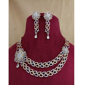 Ensemble de collier double couche de créateur avec boucles d'oreilles finition dorée finition platine pour filles et femmes fêtes de mariage - Product Image 1