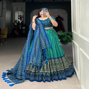 Lehenga choli & dupatta กับ bandhej และ ajarakh พิมพ์ลายแฟชั่นผู้หญิง - Product Image 1