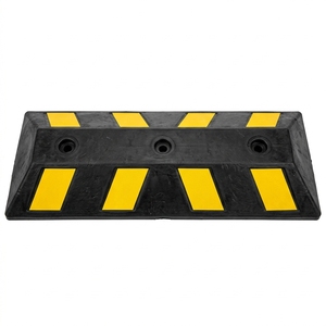 Butée de stationnement en caoutchouc robuste de 550 mm pour garage - Bloc de bordure durable avec trous d'ancrage - Product Image 1