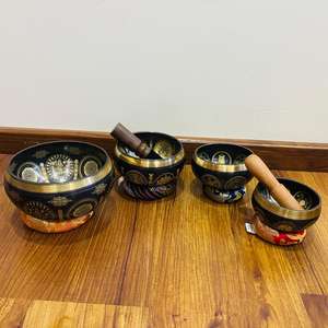 Bol chantant artisanal en métal en bronze sur le thème bouddhiste traditionnel pour la thérapie par le son et la guérison des chakras - Product Image 2