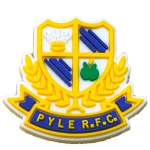 ขายส่งเครื่องประดับโลโก้กีฬาแบบเย็บติด ทำจากยางพีวีซีกันน้ำ รูปการ์ตูน ทีมฟุตบอล รูปหัวใจ อักษร ดอกไม้ สำหรับตกแต่งหมวก - Product Image 4