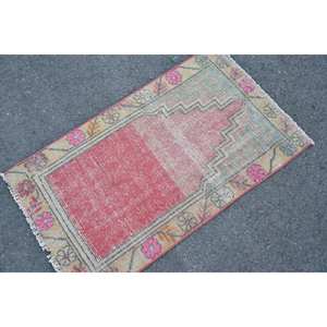 Alfombra turca vintage de lana roja y beige de 1,9x3,3 pies con diseño de retazos para pasillo o dormitorio con respaldo de látex - Product Image 2