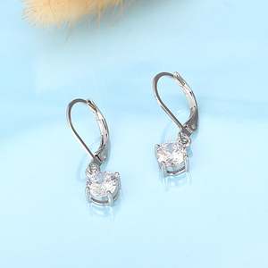 Orecchini Amy e Annette in oro bianco 18 carati con chiusura a leva e cristalli pendenti - Product Image 2