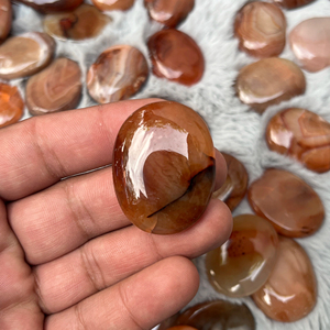 Vente en gros de cornaline rouge naturelle, pierre sculptée gravée, cristal de guérison ovale poli, méditation d'amour, équilibre énergétique Reiki - Product Image 3