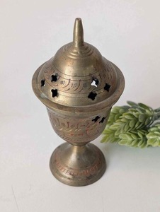 Brûleur d'encens en métal de travail antique de concepteur pour la diffusion élégante de parfum dans les intérieurs de maison et de salle de prière - Product Image 2