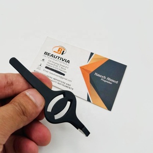 Pince à épiler professionnelle de haute précision en acier inoxydable inclinée, légère et durable, pour sourcils et visage, avec logo personnalisé, noir mat - Product Image 1