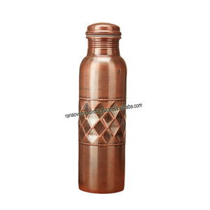 Botella de agua de cobre puro con patrón de cubo de miel para beber botella de cobre Ayurvédica grande hecha a mano de 34 Oz a precio mayorista - Product Image 4