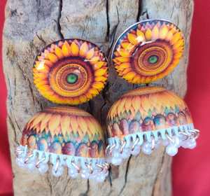 Pendientes Jhumka de diseñador Meenakari con perlas adornadas Ghunghru arte de esmalte indio tradicional en motivos florales vibrantes - Product Image 1