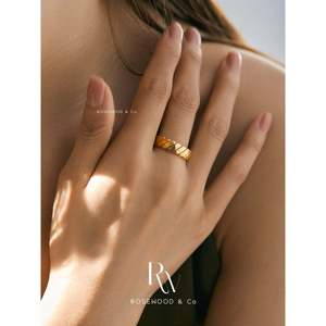 Anello Minimalista Impermeabile con Fascia Dorata, Antiossidante, con Intarsio a Cuore Intrecciato, Sottile e Impilabile, Regalo per la Mamma - Product Image 3