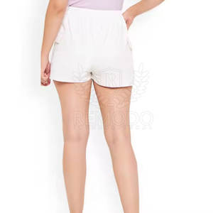 Short cargo élégant pour femme avec cordon de serrage à la taille et poches multiples À vendre Short pour femme - Product Image 4