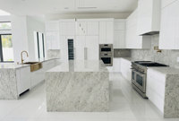 Grande dalle de granit blanc colonial poli au design moderne pour intérieur et extérieur, idéale pour salle à manger, maison, hôtel et villa