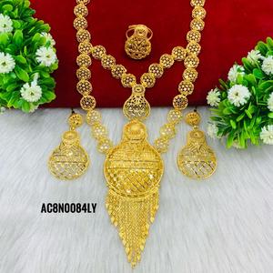 Compra en línea de collar de novia largo chapado en oro con patrón floral conjunto de diseño de moda hecho de latón para fiestas y regalos - Product Image 4