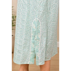Robe mi-longue à bretelles Gulistaan Roshanara en vert sauge à fleurs pour femmes - Product Image 4