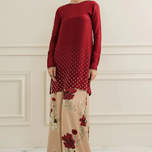 Camisa larga con adornos granate con detalles de perlas y pantalones de pierna ancha con estampado floral beige para eventos formales y semiformales - Product Image 1