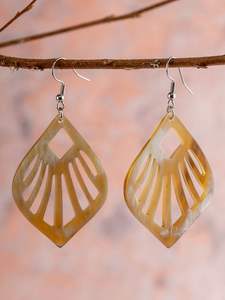 Boucles d'oreilles en corne de buffle véritable pour les acheteurs de mode durable qui aiment les bijoux bohèmes faits à la main avec des textures naturelles - Product Image 2