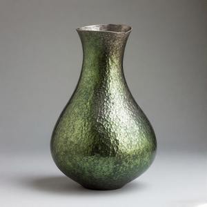 OliveRoot Rústico Charm Jarrón verde para interiores terrosos Diseñador Jarrón de metal Exquisito acento hecho a mano para la decoración del hogar - Product Image 3