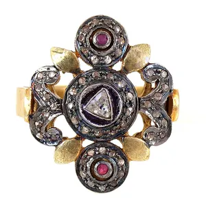 Bague de cocktail vintage pour femme, plaquée or 18 carats, motif floral, sertie de diamants et rubis, pierre centrale taille triangle - Product Image 1