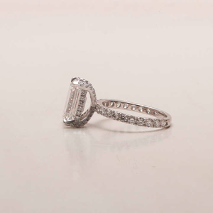 Bague en diamant CVD de laboratoire taille émeraude de 1,50 carat / Halo caché avec pavé demi-éternité - Parfaite pour les fiançailles - Product Image 3