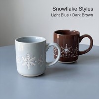 Mug Natal Keramik 400ml Cangkir Kopi Teh dengan Desain Pohon Holly dan Kepingan Salju, Kemasan Kotak Hadiah Liburan dengan Logo Kustom