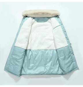 Doudoune longue pour femme avec capuche en fourrure offrant une isolation supérieure, respirante, séchage rapide, tissu uni, élégante, pour le froid - Product Image 4