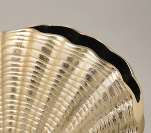 Coastal Elegance Shell Design Vase en métal inspiré de l'océan Shell Design Vase en métal pour décor moderne - Product Image 4