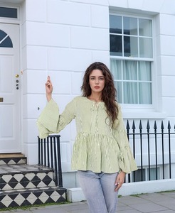 Haut élégant en coton péplum à manches cloche à rayures vertes et blanches avec tour de taille naturel tissé et décoration à boutons adaptée aux OEM - Product Image 4