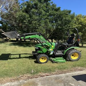 Acheter un tracteur Johnn Deeree 2025R d'occasion à vendre avec chargeur à attache rapide et godet disponible à bas prix - Product Image 2