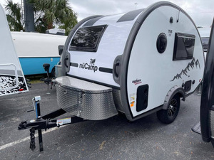 Remorque de voiture NuCamp TAB 400, capacité de charge 2001-3000 kg, blanche avec accents noirs, design montagne, 36x8x11 pieds - Product Image 1