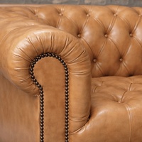 Canapé Chesterfield en cuir véritable fait main, une place, style mid-century moderne, vintage, couleur tan buffle, luxe, salon, appartement, villa