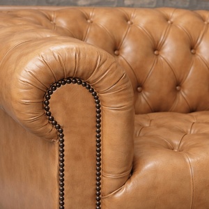 Canapé Chesterfield en cuir véritable fait main avec rembourrage en mousse |   Fauteuil vintage moderne du milieu du siècle, une place, avec pieds en bois, pour salon ou villa - Product Image 2