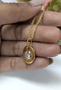 จี้เพชรโมอิสซาไนต์ทรงกลม 0.80 กะรัต ประดับขอบแบบเซ็ตโซลิแทร์ สำหรับงานแต่งงาน ครบรอบ หรือเป็นเครื่องประดับเสริมเสน่ห์สำหรับผู้หญิง ทำจากทองคำแท้ 14K สีเหลือง ดีไซน์หรูหรา สไตล์คริสเตียน - Product Image 3