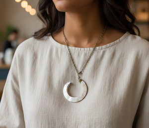 Collar con Colgante de Media Luna con Incrustaciones de Nácar Blanco Hecho a Mano - Joyería Tribal Boho con Mosaico de Concha Iridiscente en Forma de Herradura y Luna - Product Image 2