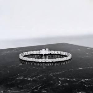 Pulsera con ajuste de bisel clásico de diamante de corte esmeralda de moissanita de 4,50 quilates de quilates hecha en oro sólido de 10K,14K,18K - Product Image 4