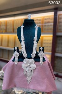 Conjunto de Collar Largo Chapado en Oro con Colgante Floral Grande y Pendientes Jhumka, Joyería Nupcial Premium al por Mayor, Modelo 63002 - Product Image 2