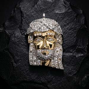 Colgante de Lujo con Ícono de Fe Soberana, en Plata de Alto Brillo, Joyería con Símbolo Espiritual, con Incrustaciones de Circonitas, Colgante Religioso - Product Image 1