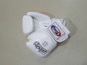 นวมชกมวย Fairtex สีขาวแบบกำหนดเอง หนังแท้ น้ำหนักเบา กันน้ำ แบบผูกเชือก สำหรับฝึกซ้อมและแข่งขัน MMA มวยไทย - Product Image 2
