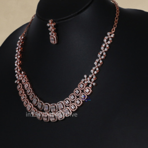 Émerveillez-vous devant l'élégance de ce collier en or rose avec boucle d'oreille ornée d'un diamant rond et baguette captivant - Product Image 3